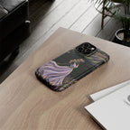 Cover per iPhone "Brezza di Lavanda" | Elegante Donna Danzante con Fiori