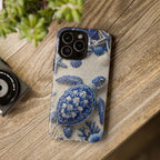 Cover per iPhone con motivo in ceramica blu a tartaruga marina