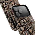 Custodia rigida per iPhone MagSage con motivo floreale nero e margherite ornate in batik