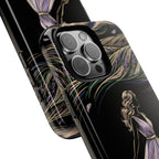 Cover per iPhone "Brezza di Lavanda" | Elegante Donna Danzante con Fiori