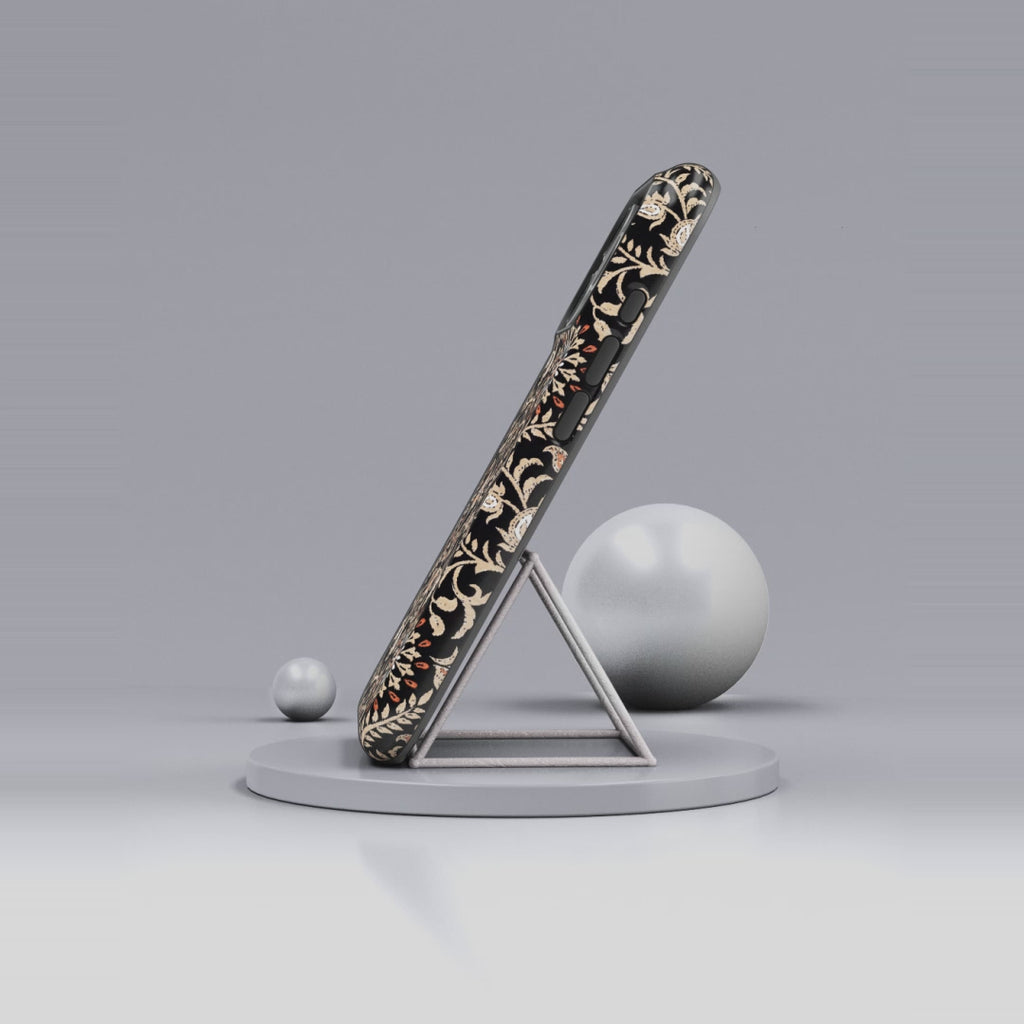 Custodia rigida per iPhone MagSage con motivo floreale nero e margherite ornate in batik