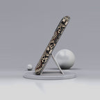 Custodia rigida per iPhone MagSage con motivo floreale nero e margherite ornate in batik